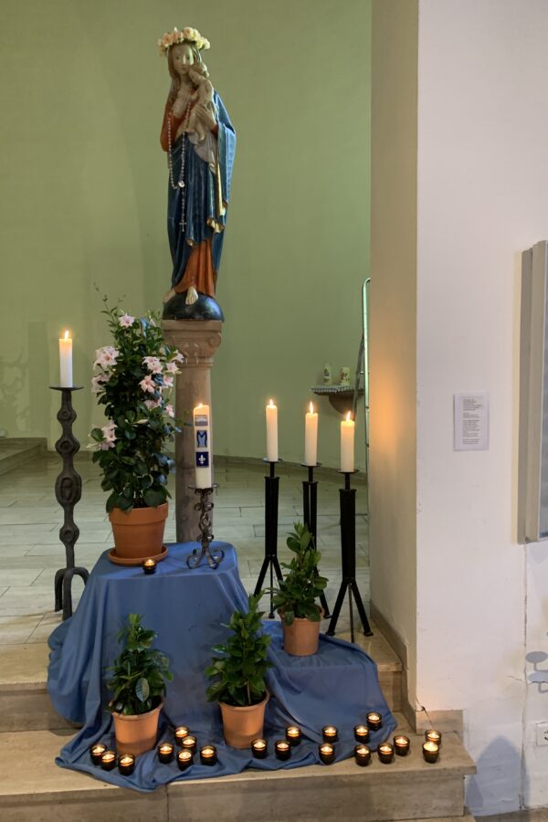 Ein Rosenkranz für Maria