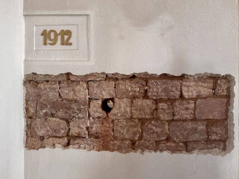 Probebohrung an der Kirchenwand