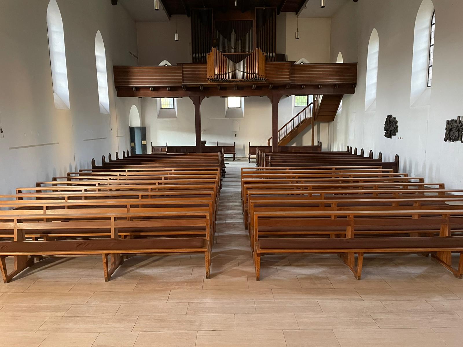 2025-09_Kirchenbaenke (1)